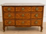 une commode en marbre sur un plancher en bois