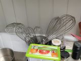 un plan de travail de cuisine sur lequel se trouvent une plaque de cuisson et divers ustensiles de cuisine