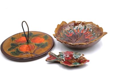 VALLAURIS LOT : - Plateau à fromage à décor de fruits