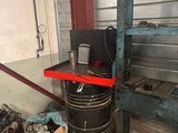 une image d'un homme travaillant sur une machine dans un garage