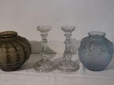 trois vases en verre posés sur une table l'un à côté de l'autre