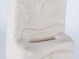 sculpture représentant des toilettes, réalisée en pierre sur fond blanc