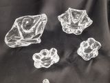 une photo en noir et blanc représentant quatre objets en verre posés sur un tissu noir