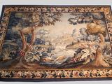 une image représentant une tapisserie accrochée au mur