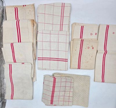 plusieurs morceaux de tissu sont disposés sur une table