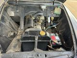 un moteur de voiture, capot ouvert et capot fermé