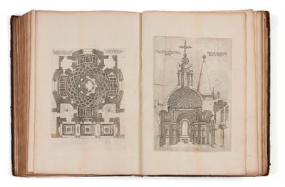 un livre ouvert sur lequel figurent le dessin d'un bâtiment et d'une horloge