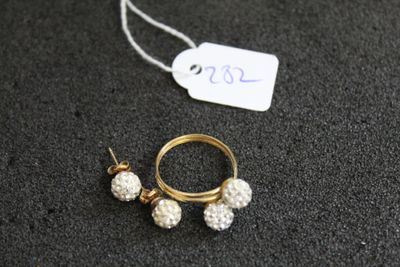 un gros plan sur deux bagues et un collier posés sur une table