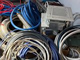 un tas de fils et d'autres équipements électriques par terre