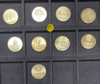 une photo d'une vitrine contenant de nombreuses pièces de monnaie