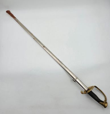 une vieille épée avec un manche en bois sur une surface blanche