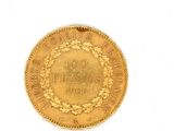 une pièce d'or sur une surface blanche avec un fond blanc