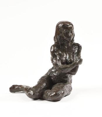 statue représentant une femme assise sur ses genoux, les bras croisés