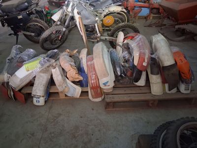 LOT d'environ 100 garde-boue pour motocross et enduro