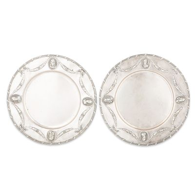 paire d'assiettes plaquées argent, ornées de motifs décoratifs de chaque côté
