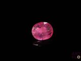 gros plan d'un diamant rose sur une surface noire