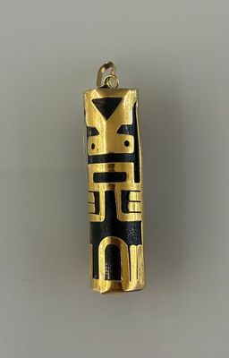PENDENTIF en résine noire monture en or jaune 18K (750 milli…