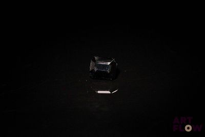 l'image d'un morceau de diamant noir dans l'obscurité