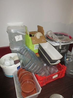 une table sur laquelle se trouvent beaucoup de plats et de récipients