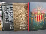 trois livres sont empilés sur une table