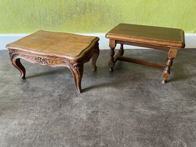 deux petites tables posées l'une à côté de l'autre par terre