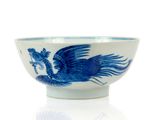 un bol bleu et blanc orné d'un dragon