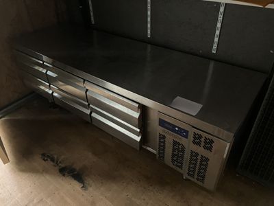 un comptoir en métal muni de plusieurs tiroirs