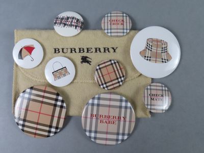 tout un tas de boutons posés sur un sac
