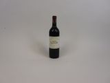 une bouteille de vin posée sur une table