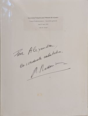 gros plan d'une feuille de papier sur laquelle on peut lire une écriture manuscrite