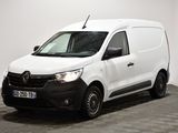 la camionnette blanche est garée dans une pièce au sol en damier