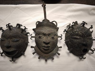 Afrique : 3 petits masques stylisés bronze (H.