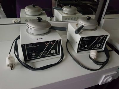 deux machines posées sur une table