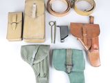 une image représentant un ensemble d'objets divers, notamment une ceinture, un étui à arme et d'autres objets