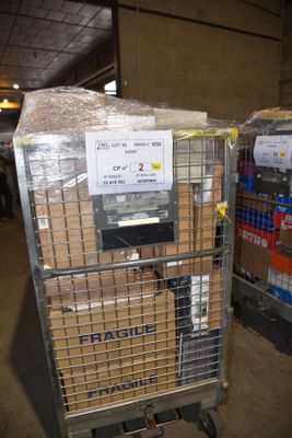 un chariot sur lequel se trouvent quelques cartons dans un entrepôt