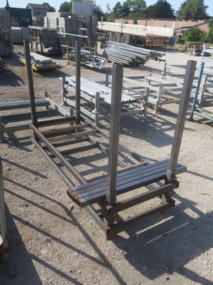 un banc en bois posé au milieu d'un chantier
