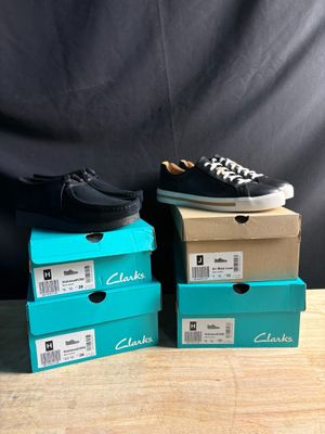 une paire de baskets noires et blanches posées sur des cartons