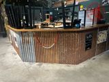une image représentant un bar sur lequel sont posées plusieurs bouteilles