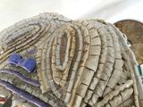 une sculpture représentant un poisson, réalisée à partir de coquillages