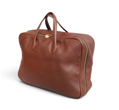 sac de voyage en cuir marron sur fond blanc, avec des poignées découpées