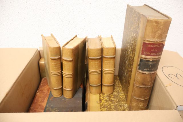 Carton : Dictionnaire de la conversation, 5 volumes ½ reliure. La...
