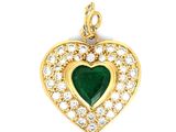 un gros plan sur un pendentif vert en forme de cœur serti de diamants