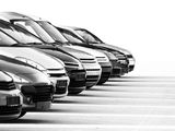 beaucoup de voitures garées en rang dans un parking