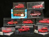 six petites voitures rouges dans une vitrine sur fond noir