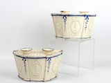 une paire de jardinières bleues et blanches posées sur des socles en acrylique transparent