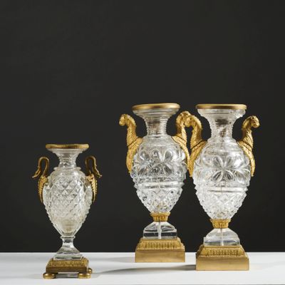trois vases posés sur une table