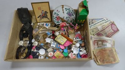 une boîte remplie d'objets assortis sur une table