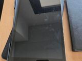 un téléphone portable posé sur une table, à côté d'un portefeuille