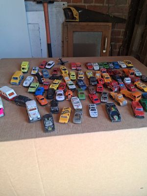un grand nombre de petites voitures sur une table