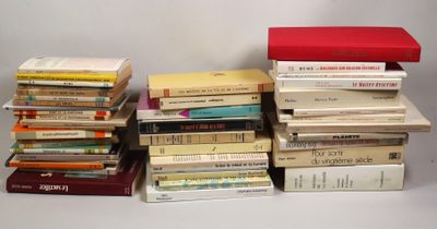 plusieurs livres empilés sur une table